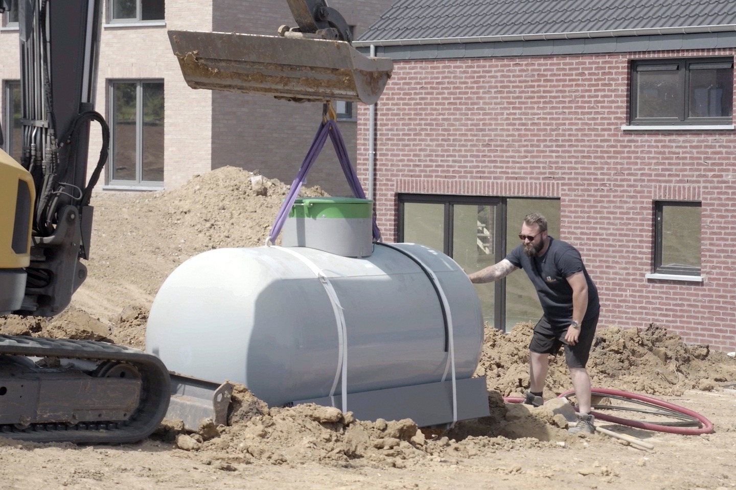 Installatie ondergrondse gastank practigas