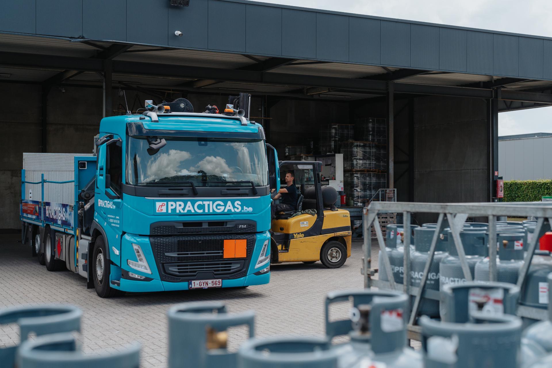 Practigas vrachtwagen en gasflessen